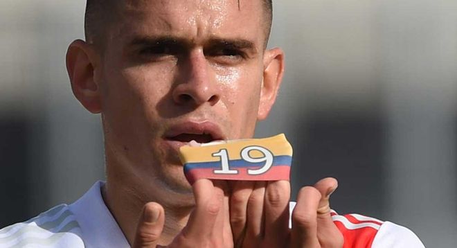 Santos Borre muestra la bandera de su país con el número 19. Santos Borre muestra la bandera de su país con el número 19.