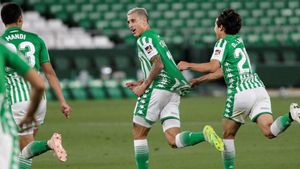 Cristian Tello, felicitado por sus compañeros tras marcar el segundo gol del Betis Cristian Tello, felicitado por sus compañeros tras marcar el segundo gol del Betis