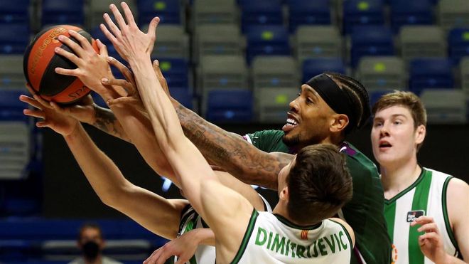 Malcolm Thomas lucha por el balón con Dimitrijevic y con Parra Malcolm Thomas lucha por el balón con Dimitrijevic y con Parra