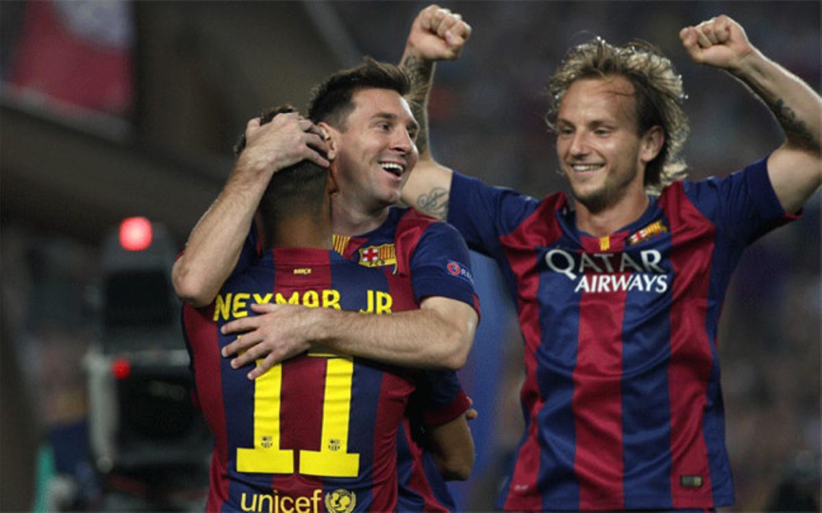 Neymar, Messi y Rakitic celebran uno de los goles del Barça al Ajax