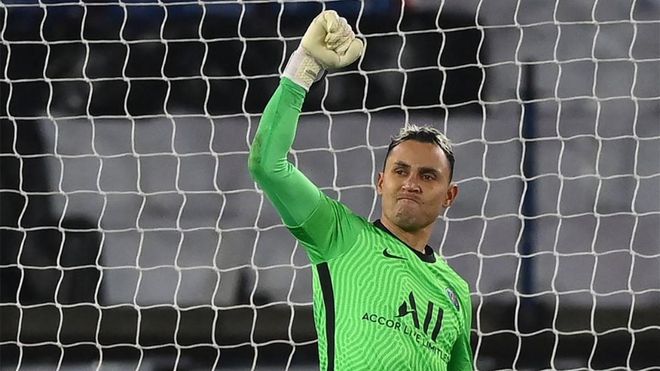 Keylor Navas celebró con el puño en alto su parada en el penalti de Messi Keylor Navas celebró con el puño en alto su parada en el penalti de Messi