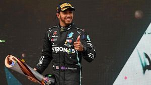 El piloto británico del ganador de Mercedes, Lewis Hamilton, celebra con el trofeo en el podio después del Gran Premio de Fórmula Uno de Turquía en el circuito Intercity Istanbul Park en Estambul El piloto británico del ganador de Mercedes, Lewis Hamilton, celebra con el trofeo en el podio después del Gran Premio de Fórmula Uno de Turquía en el circuito Intercity Istanbul Park en Estambul