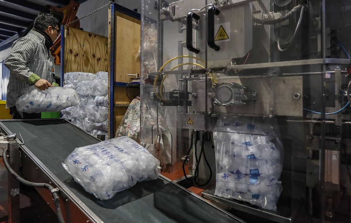 La crisis del hielo desde una fábrica: No paramos ni para dormir