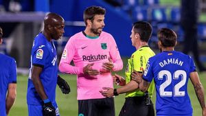 Piqué pidiéndole explicaciones a Soto Grado tras una acción de partido Piqué pidiéndole explicaciones a Soto Grado tras una acción de partido