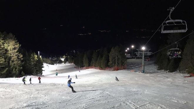 Esquiar de noche es una experiencia tan divertida como recomendable Esquiar de noche es una experiencia tan divertida como recomendable