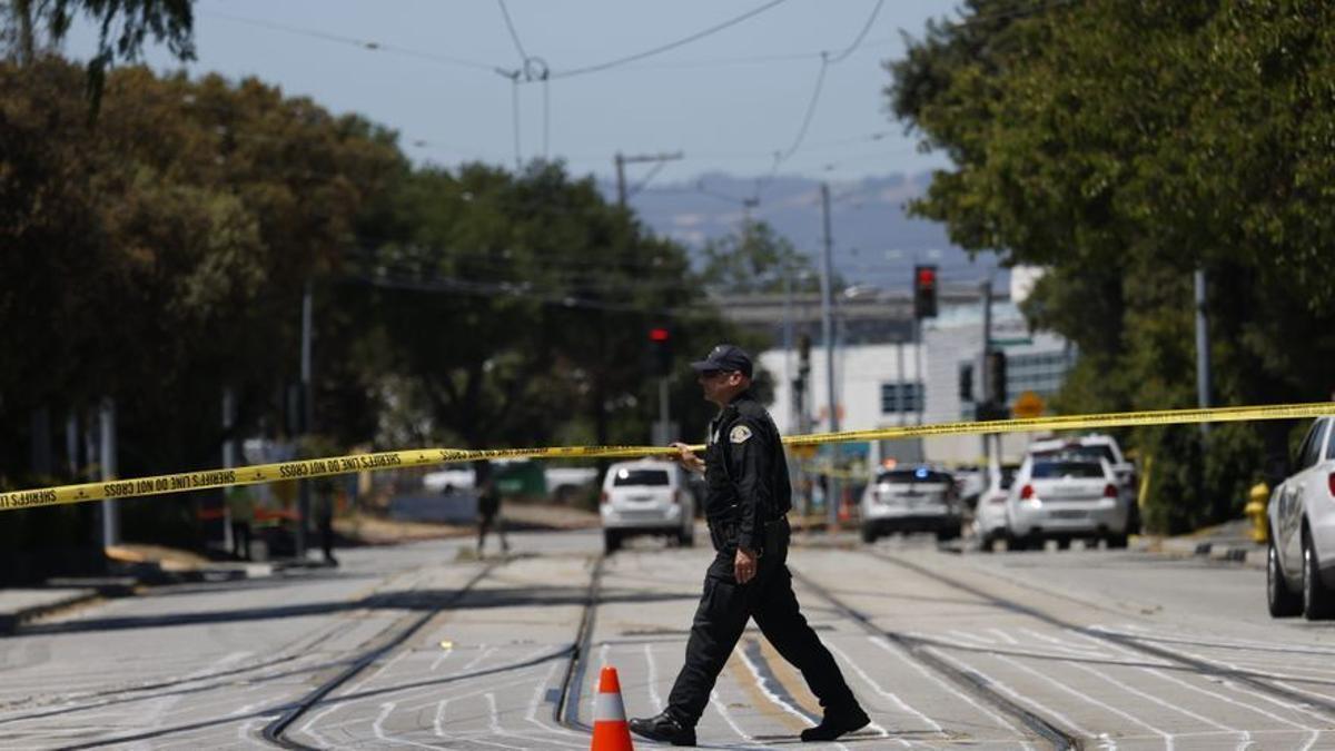 Un policía de EEUU tras un tiroteo en el estado de California.