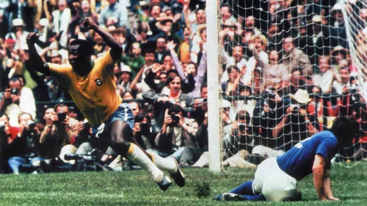 Pelé celebra su gol ante Italia en la final de México 1970