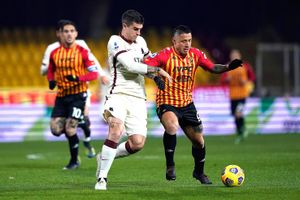 Mancini disputa un balón con Lapadula durante la visita de la Roma al Benevento Mancini disputa un balón con Lapadula durante la visita de la Roma al Benevento