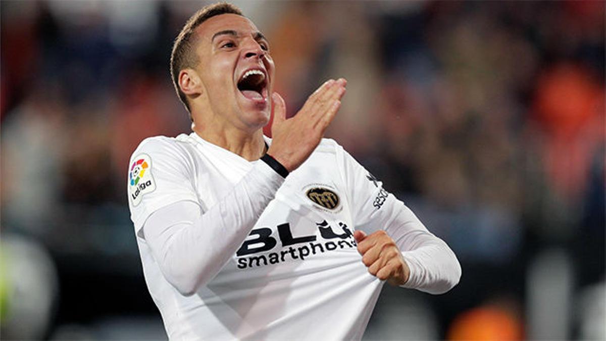 Rodrigo se convirtió en el héroe del Valencia con un hat-trick