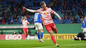Dani Olmo festeja su gol al Rostock en los octavos de final de la Copa de Alemania