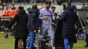 Eintracht - FC Barcelona: Piqué se retiró lesionado del Deutsche Bank Park