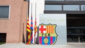 Las banderas ondearon a media asta en las oficinas del FC Barcelona en honor a Cruyff con motivo de su muerte el 24 de marzo de 2016