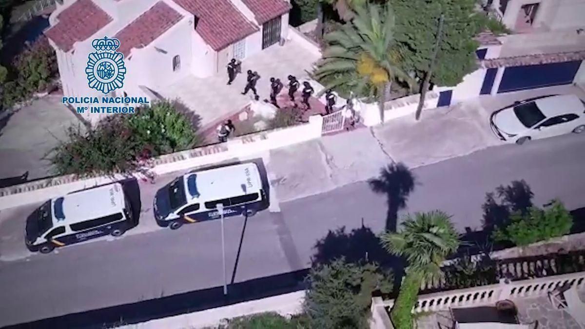 Siete detenidos en Benidorm por una plantación de marihuana y que almacenaban cinco armas de fuego. Siete detenidos en Benidorm por una plantación de marihuana y que almacenaban cinco armas de fuego.