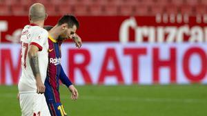 Aleix Vidal abraza a Leo Messi tras el partido de ida de las semifinales de Copa