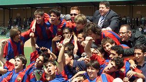 Fàbregas, Messi y Piqué formaron parte del único equipo capaz de adjudicarse todos los campeonatos que disputó sin perder un partido Fàbregas, Messi y Piqué formaron parte del único equipo capaz de adjudicarse todos los campeonatos que disputó sin perder un partido