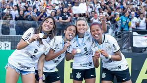 As Brabas, el equipo femenino del Corinthians, celebra un Brasileirao histórico