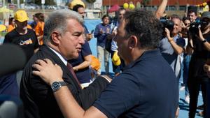 Joan Laporta saluda a Eusebio en el Open Day de la Fundación Cruyff