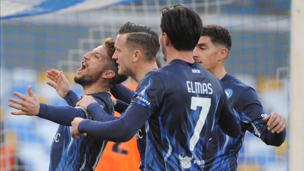 Los jugadores del Nápoles celebran el gol de Dries Mertens frente a la Salernitana