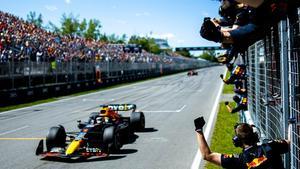 Verstappen , vencedor en Canadá tras un agónico final de carrera, presionado por Sainz