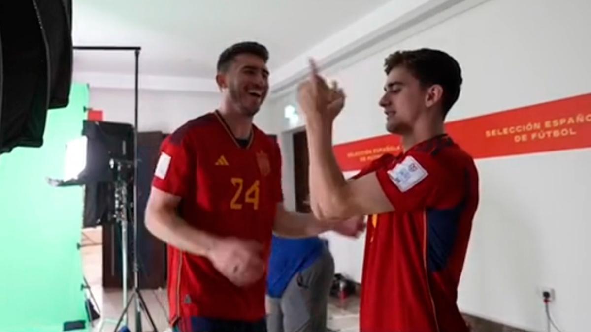 Laporte enseña a hacer su famosa celebración a algunos jugadores de España