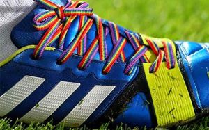 Cordones arcoiris para pelear contra la discriminación Cordones arcoiris para pelear contra la discriminación