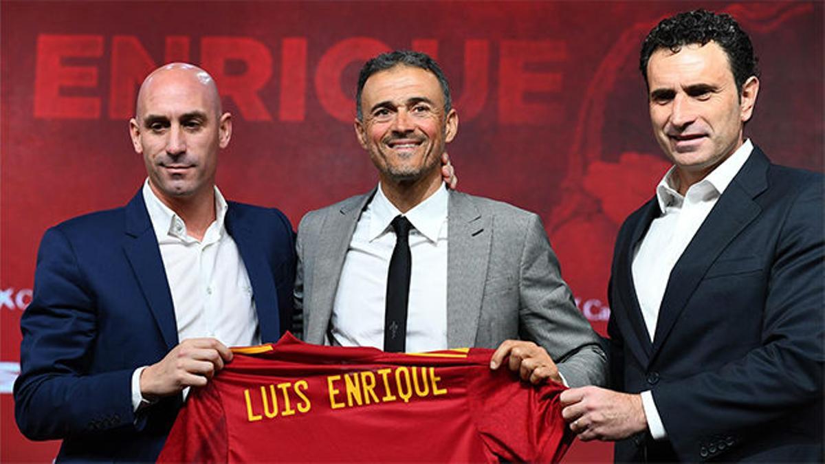 Luis Enrique es aplaudido al posar con la camiseta de La Roja