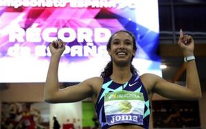 María Vicente celebra la primera medalla de oro e los Campeonatos de España de atletismo en pista cubierta María Vicente celebra la primera medalla de oro e los Campeonatos de España de atletismo en pista cubierta