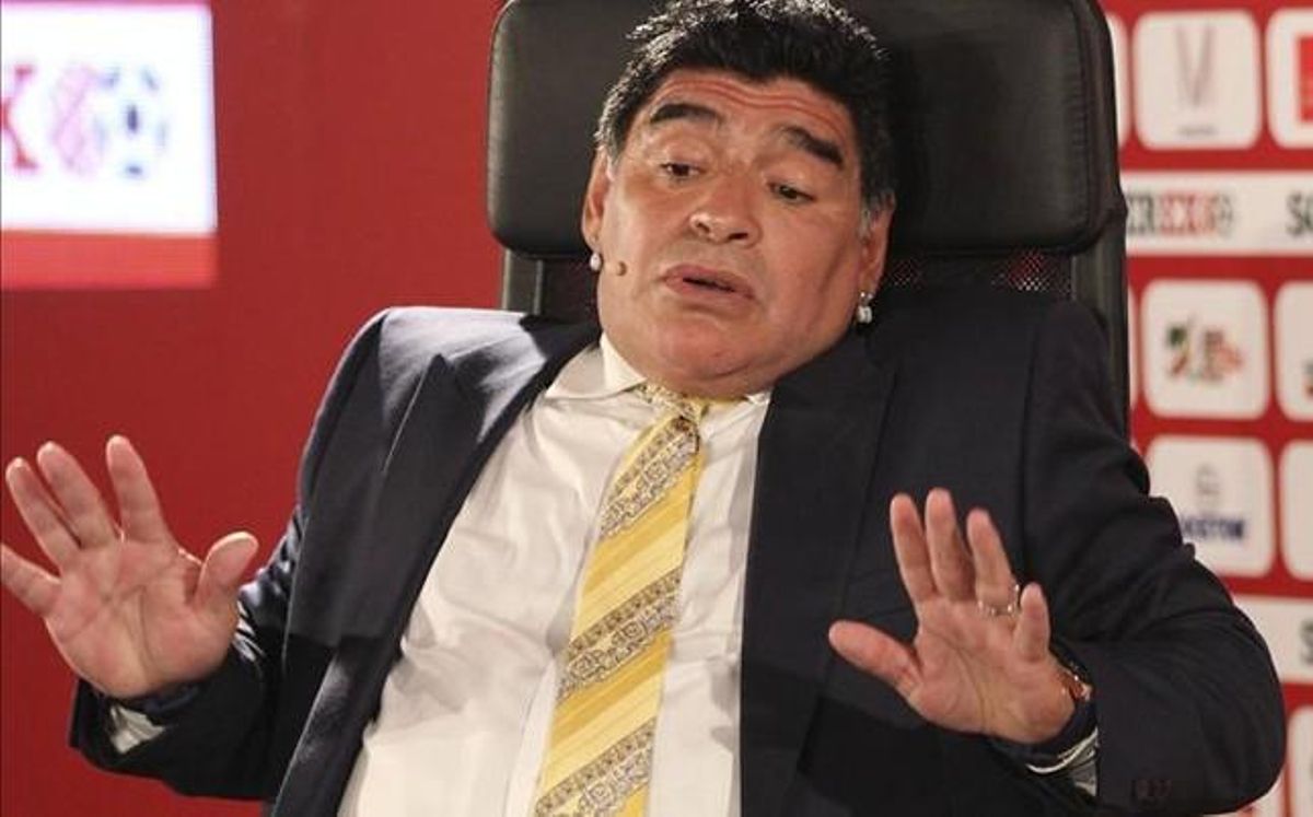 Maradona critica ala elección de Sarri como entrenador del Nápoles Maradona critica ala elección de Sarri como entrenador del Nápoles