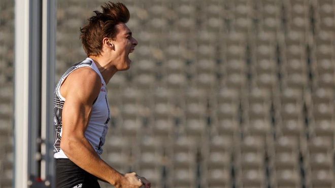 La euforia de Duplantis tras realizar el mejor salto de la historia al aire libre La euforia de Duplantis tras realizar el mejor salto de la historia al aire libre