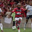 Gerson domina el balón en el Flamengo-Cruzeiro