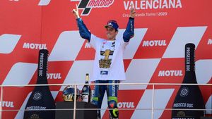 El piloto español de Suzuki Joan Mir celebra tras ganar el campeonato del mundo de MotoGP tras el Gran Premio de Valencia en el circuito Ricardo Tormo de Valencia. El piloto español de Suzuki Joan Mir celebra tras ganar el campeonato del mundo de MotoGP tras el Gran Premio de Valencia en el circuito Ricardo Tormo de Valencia.