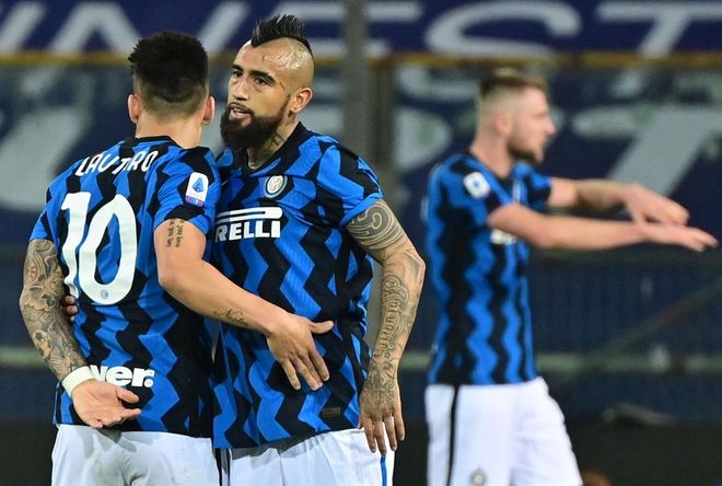 Arturo Vidal abraza a Lautaro Martínez al término del partido ante el Parma Arturo Vidal abraza a Lautaro Martínez al término del partido ante el Parma
