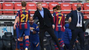 Koeman, felicitando a sus jugadores tras el clásico Koeman, felicitando a sus jugadores tras el clásico