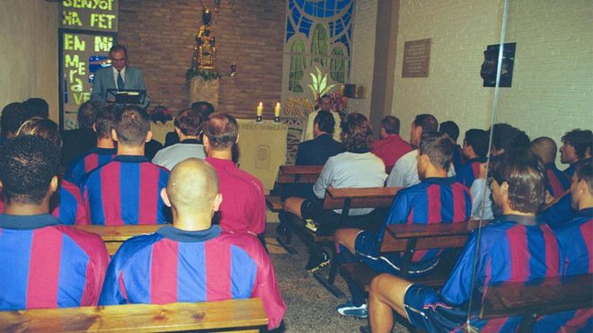 La plantilla del primer equipo, en 2001, en la tradicional misa de comienzo de temporada que dejó de celebrarse hace años La plantilla del primer equipo, en 2001, en la tradicional misa de comienzo de temporada que dejó de celebrarse hace años