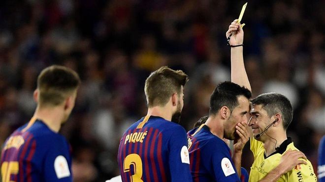 Undiano Mallenco le muestra una tarjeta a Sergio Busquets en el Clásico Undiano Mallenco le muestra una tarjeta a Sergio Busquets en el Clásico