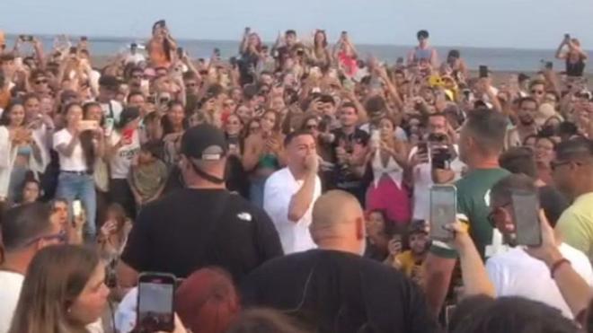 Justin Quiles colapsa las carreteras con un concierto espontáneo en Tenerife