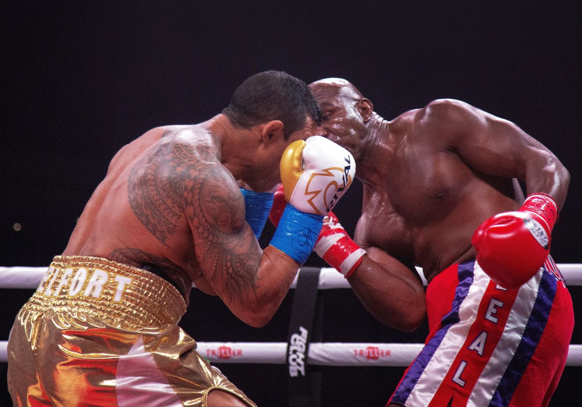 Intercambio de golpes entre Holyfield y Belfort Intercambio de golpes entre Holyfield y Belfort
