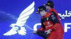 Leclerc y Sainz descorchan champán en el podio