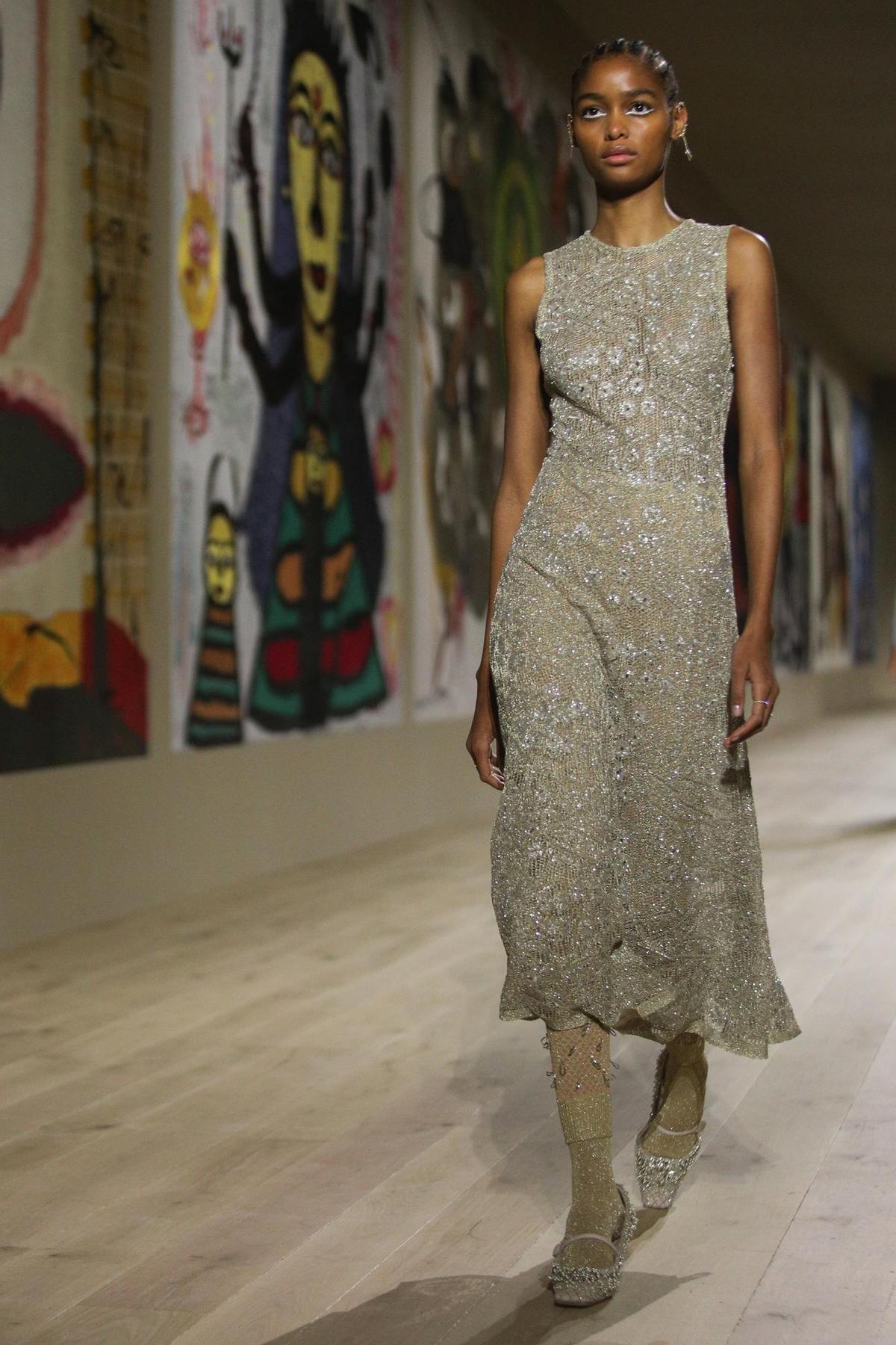 Pasarela de bordados y armonía en la Alta Costura de Dior