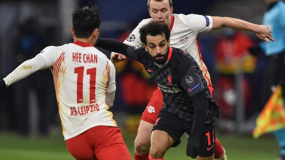 Salah, entre dos jugadores del Leipzig en la ida