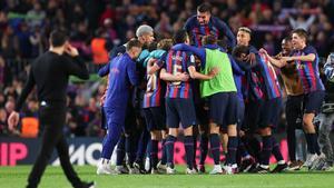 La plantilla del Barça celebra el triunfo ante el Real Madrid en el clásico de Liga en el Camp Nou