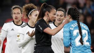 Varias jugadoras del CD Tacón protestan un penalti a la árbitra Zulema González Varias jugadoras del CD Tacón protestan un penalti a la árbitra Zulema González