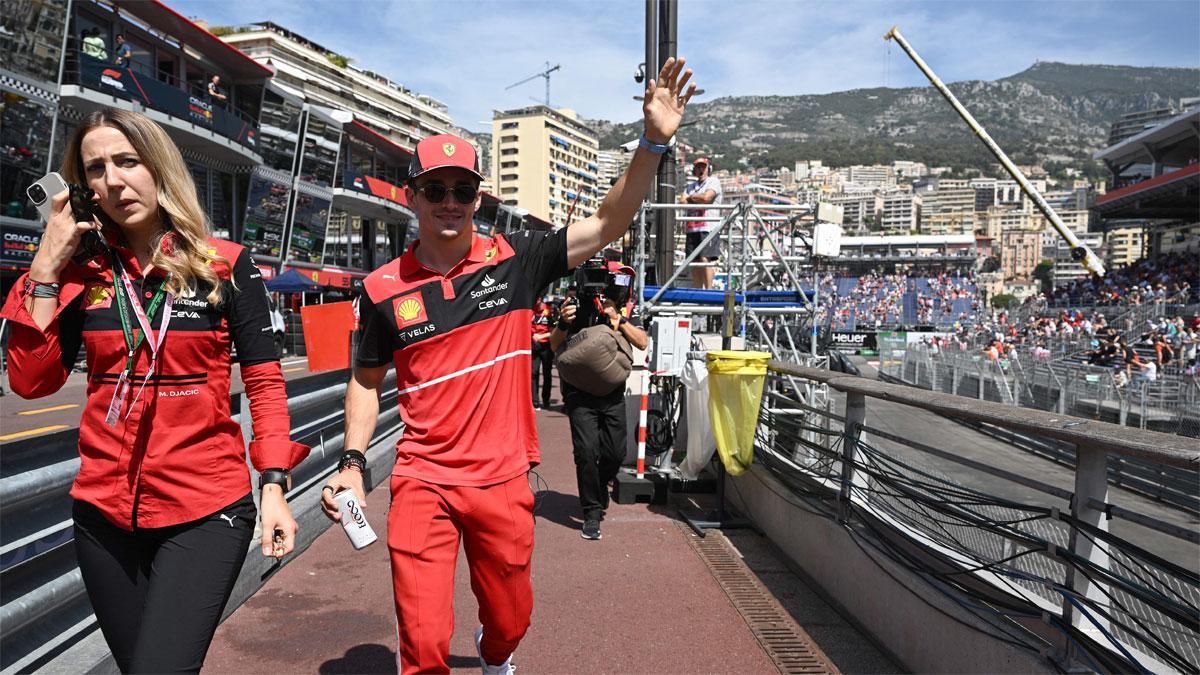 Leclerc saluda a la afición de Mónaco