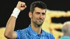 Novak Djokovic celebra su victoria ante Alex De Miñaur en el Open de Australia.