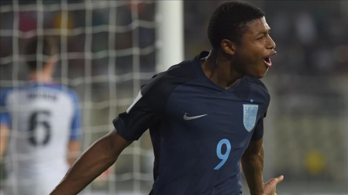 Brewster celebra un gol con la selección sub 17 de Inglaterra Brewster celebra un gol con la selección sub 17 de Inglaterra