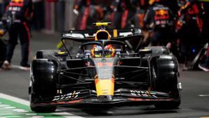 Checo se exhibe en Arabia y Alonso -cuarto- pierde el podio tras festejarlo