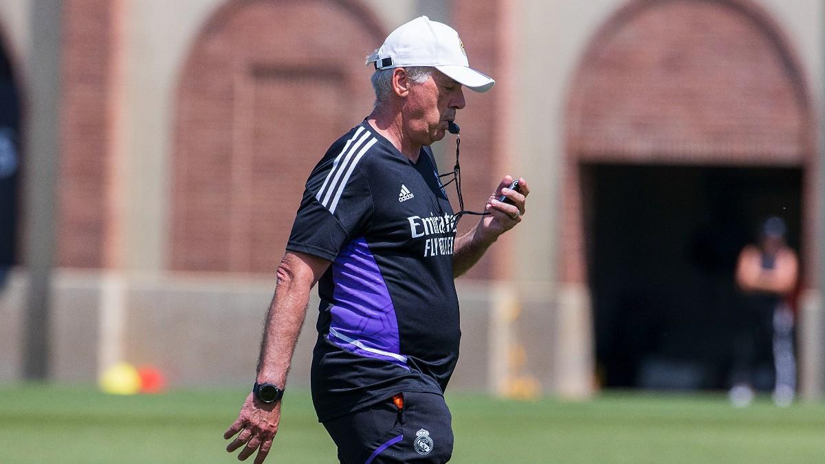 Ancelotti dirigiendo un entrenamiento del Real Madrid