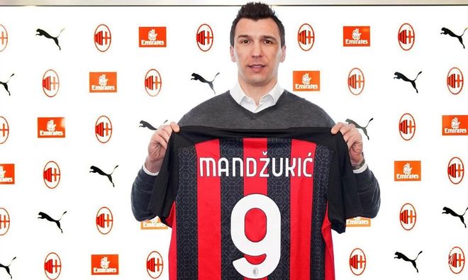 Mario Mandzukic, durante su presentación como jugador del A.C. Milan Mario Mandzukic, durante su presentación como jugador del A.C. Milan