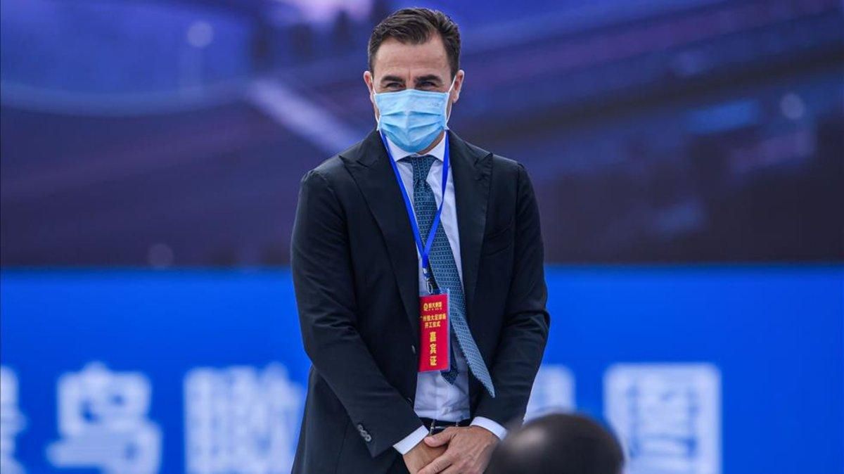 Cannavaro, con mascarilla, dirigiendo al Guangzhou Evergrandes Cannavaro, con mascarilla, dirigiendo al Guangzhou Evergrandes