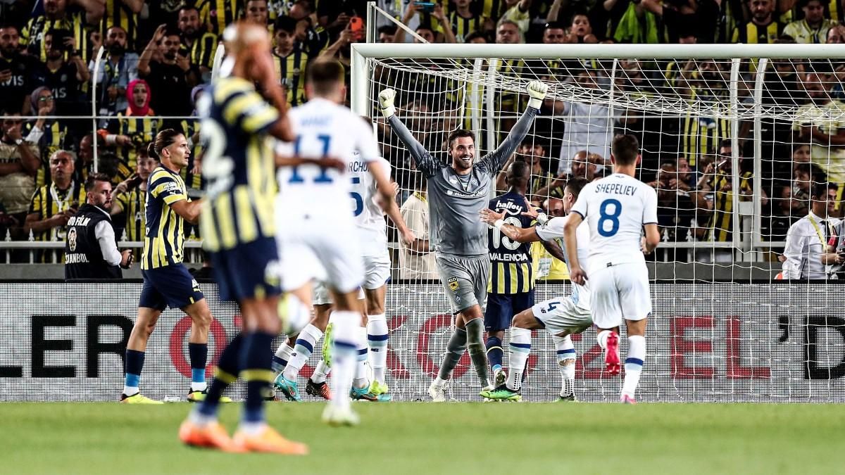 Imagen del duelo entre el Fenerbahce y el Dynamo de Kiev Imagen del duelo entre el Fenerbahce y el Dynamo de Kiev